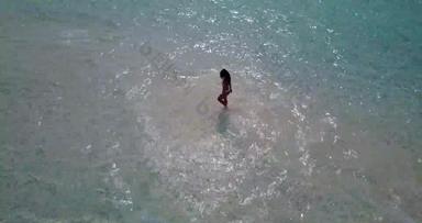 女孩溅水脚走Shoal潮上<strong>升封面小</strong>带土地水晶清晰的水海滩澳大利亚